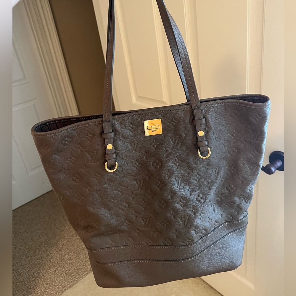Authentic Louis Vuitton handbag (never used)